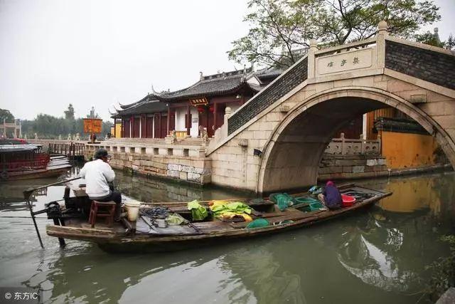 逃离春雨下的房子