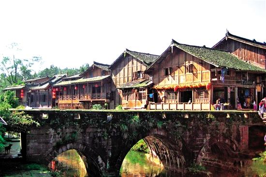 吴京外出工作，与小儿子依依不舍
